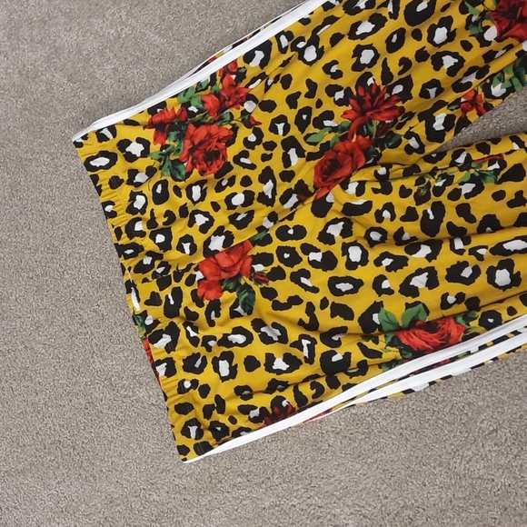 Eyecandy yellow cheetah with red roses size 2 X leggings - Picture 3 of 7